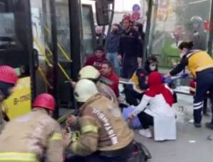 İstanbul’da feci kaza! Otobüs durağa daldı… Çok sayıda yaralı var