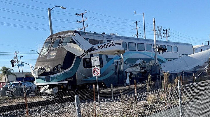 ABD’de uçağa tren çarptı