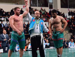 Dünya Şalvar Güreşi Şampiyonası’nın başpehlivanı İsmail Balaban oldu