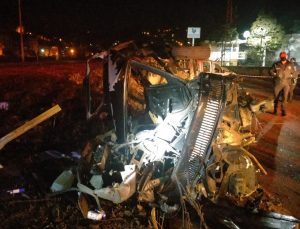 Trabzon’da kazada otomobil 3 parçaya bölündü: 1 ölü, 4 yaralı