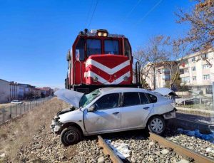 Ankara’da feci kaza! Yük treni otomobile çarptı: 1 ölü, 2 yaralı