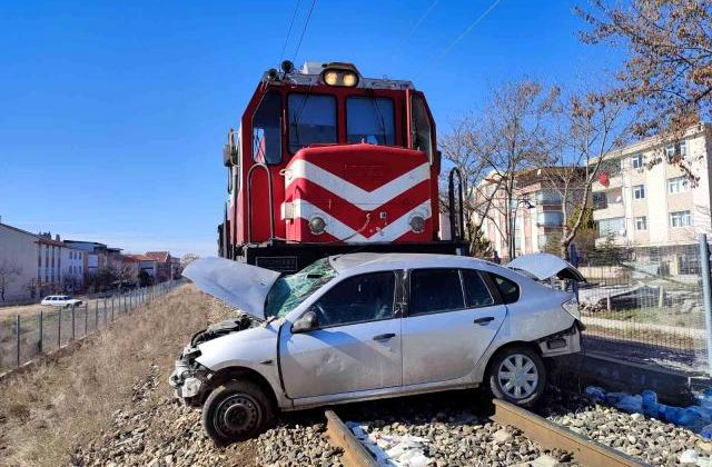 Ankara’da feci kaza! Yük treni otomobile çarptı: 1 ölü, 2 yaralı