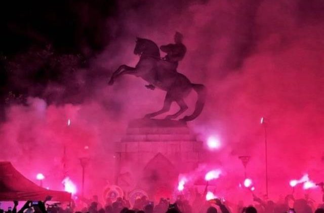 Atatürk heykeline saldırıyı duyan Samsunlular heykele akın etti
