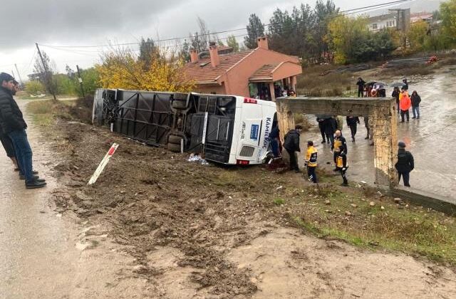 Diyarbakır’da yolcu otobüsü devrildi! Çok sayıda kurtarma ekibi olay yerinde