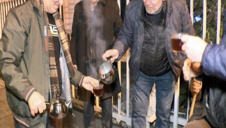 Kadıköy’de EYT başvurusu için geceden sıraya girdiler, çay içtiler