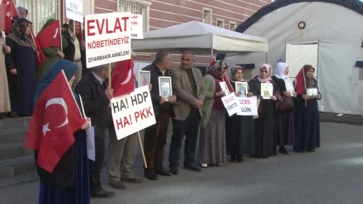 Ailelerin HDP önündeki kararlı duruşu bin 236 gündür devam ediyor