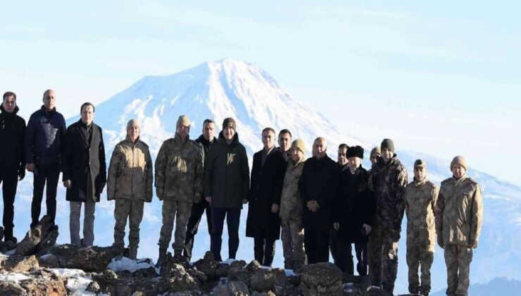 Bakan Soylu yeni yıla teröristlerden temizlenen Tendürek Dağı’nda girdi