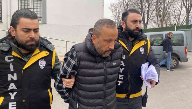 Bursa’da kızının gözü önünde 41 yaşındaki kadını öldüren saplantılı aşık, adliyeye sevk edildi