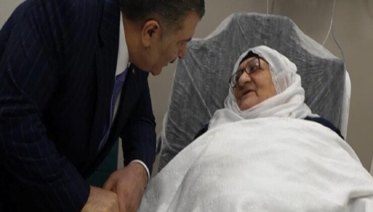 Fahrettin Koca, yeni yılı hastane ziyaretiyle karşıladı