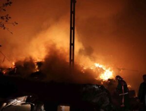 Geri dönüşüm fabrikasında korkutan yangın: 1 itfaiye eri yaralandı