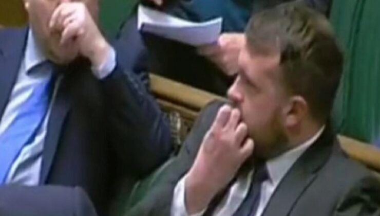 İngiliz milletvekili Gullis, tırnağını yerken görüntülendi