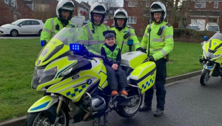 İngiltere’de polis, küçük çocuğun hayalini gerçekleştirdi