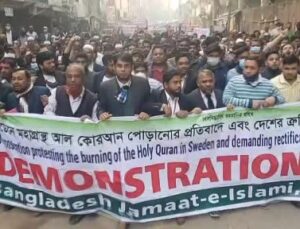 İsveç’te Kuran-ı Kerim yakılması Dakka’da protesto edildi