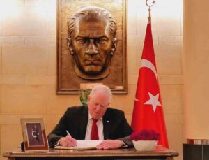 ABD Hava Kuvvetleri Sekreteri Kendall, Türkiye’nin Washington Büyükelçiliğinde taziye defterini imzaladı