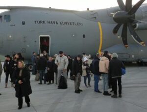 Adana’daki 255 kişi Türk Silahlı Kuvvetleri’ne ait uçakla İstanbul’a getirildi