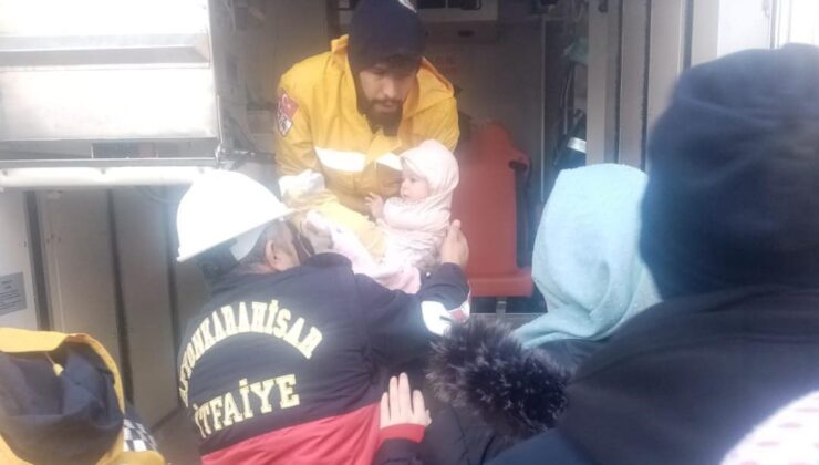 Afyonkarahisar ekibi anne ve bebeğini enkazdan sağ kurtardı