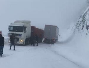 Ağır tonajlı araçlar yolda kaldı, Artvin-Ardahan yolu ulaşıma kapandı