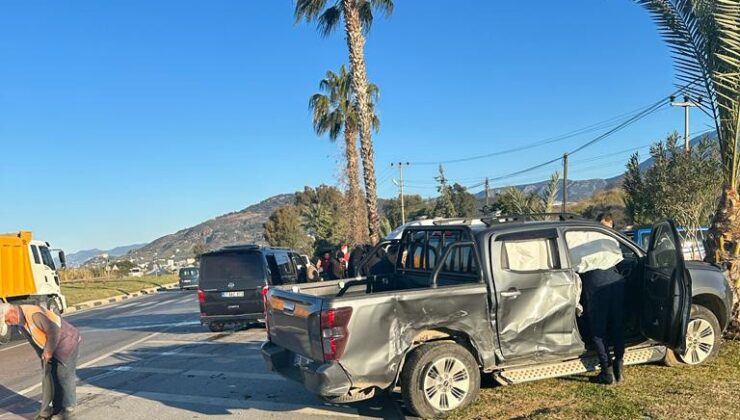 Alanya’da kamyonetle minibüs çarpıştı: 4  yaralı