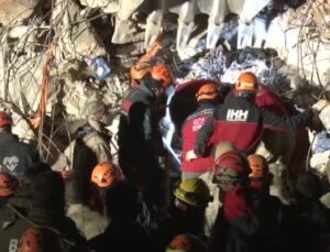 Antakya’da Madenoğlu Apartmanı’nda enkaz çalışmaları sürüyor