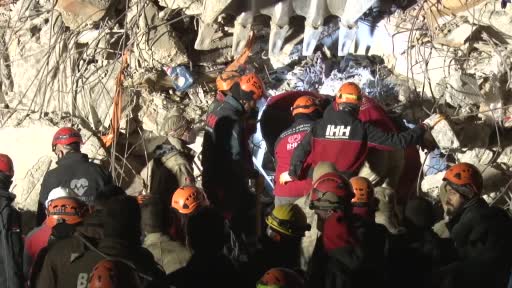 Antakya’da Madenoğlu Apartmanı’nda enkaz çalışmaları sürüyor