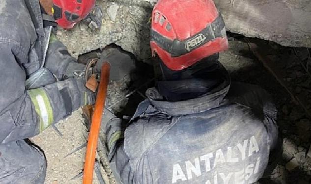 Antalya Büyükşehir Belediyesi İtfaiyesi Kahramanmaraş’ta mucizevi bir kurtarışa imza attı