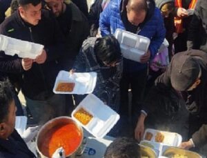 Antalya Büyükşehir Belediyesi Mobil Aşevi Hatay’da Öğlen Yemeği Dağıttı