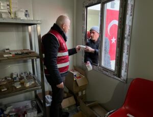 Aydınlı gönüllü eczacılardan, depremzedelere ilaç hizmeti