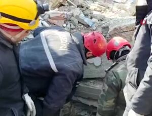 Azerbaycanlı ekip 128. saatte iki kardeşi enkazdan sağ çıkardı