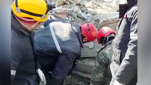 Azerbaycanlı ekip 128. saatte iki kardeşi enkazdan sağ çıkardı