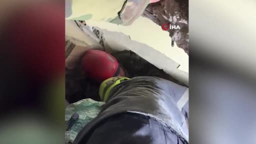 Azerbaycanlı ekip 50 yaşındaki kadını 120. saatte enkazdan sağ çıkardı