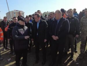 Bakan Çavuşoğlu, Azerbaycanlı mevkidaşıyla enkaz alanlarını ve sahra hastanesini ziyaret etti