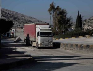 BM’nin Suriye’ye ilk konvoyu Türkiye sınırından geçti