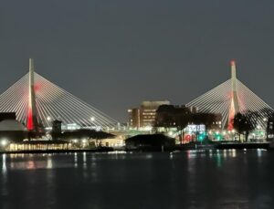 Boston’un sembol köprüleri kırmızı beyazla ışıklandırıldı