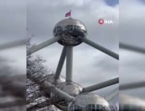 Brüksel’in simgesi Atomium’da Türk bayrağı dalgalandı