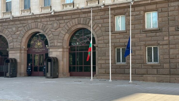 Bulgaristan’da tüm kamu kuruluşlarında bayraklar yarıya indirildi