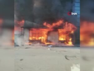 BURSA – EK) Fırın küreği imalathanesi yangında küle döndü