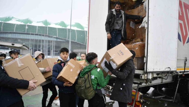 Bursasporlu futbolcular depremzedelere yardım topladı