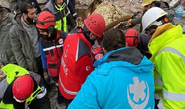 CAK Canik Belediyesi Arama Kurtarma Ekipleri Enkaz Altında Kalan Kadını 108 Saat Sonra Sağ Olarak Kurtardı