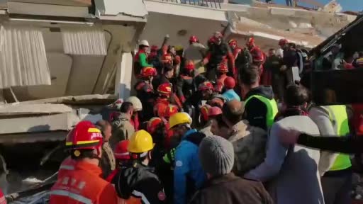 Çinli ekip, bir kişiyi enkazdan sağ çıkardı
