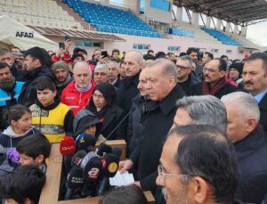 Cumhurbaşkanı Erdoğan, depremde can kaybı sayısının 18 bin 991’e yükseldiğini açıkladı.