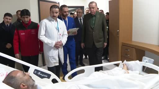 Cumhurbaşkanı Erdoğan, Kilis Devlet Hastanesi’nde yaralıları ziyaret etti