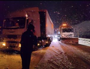 Deprem bölgesine yardım götüren tırlar karda kaydı, yol kapandı
