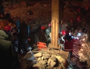 Deprem sonrası Arıkan Otel enkazından 1 kişi sağ çıkarıldı
