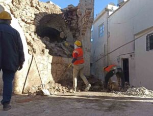 Deprem sonrası Eyyübiye’nin tarihi sokaklarındaki molozlar kaldırılıyor