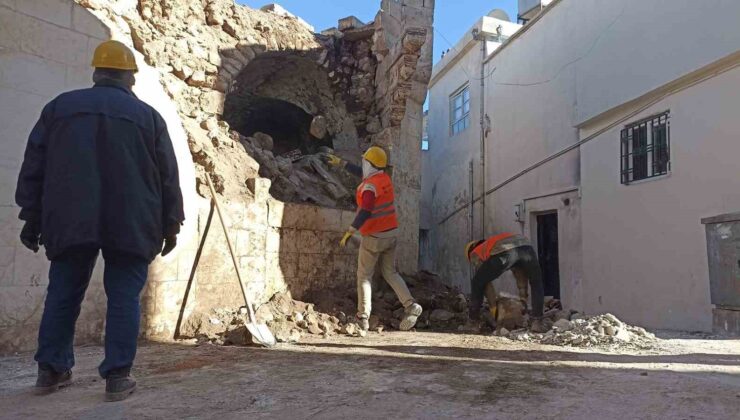 Deprem sonrası Eyyübiye’nin tarihi sokaklarındaki molozlar kaldırılıyor