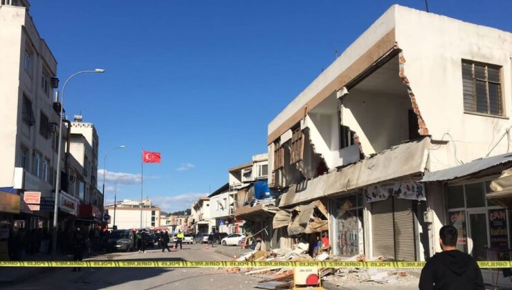 Depremde hasar alan 2 katlı binanın ön yüzü böyle yıkıldı