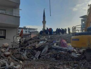 Depremde hasar gören ve tehlike arz eden minare ekipler tarafından yıkıldı