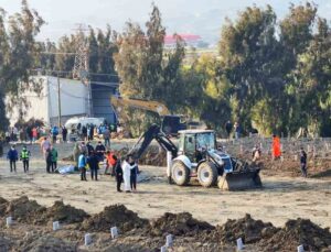 Depremde hayatını kaybedenler toplu mezarlıkta son yolculuğuna uğurlanıyor