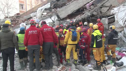 Depremin 100. saatinde Akgül Apartmanı’ndan bir kadın sağ çıkarıldı