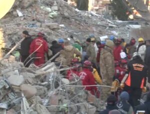 Depremin 196. saatinde 18 yaşındaki Muhammed için kurtarma çalışması sürüyor